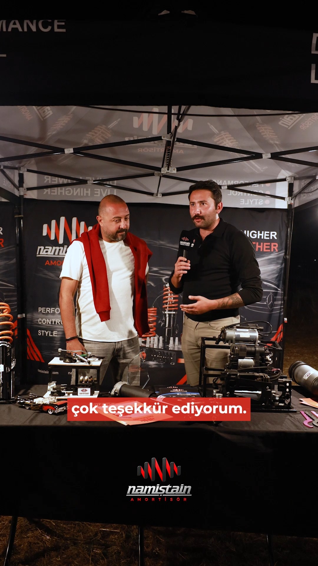 Alaçatı’da klasik otomobillerin, retro konseptin ve otomobil tutkusunun bir araya geldiği 